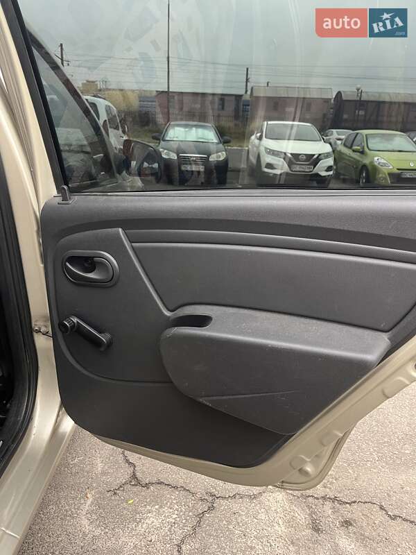 Седан Renault Logan 2012 в Львове