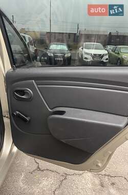 Седан Renault Logan 2012 в 