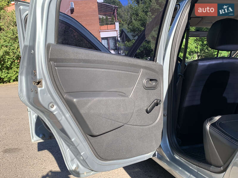 Седан Renault Logan 2010 в Львове