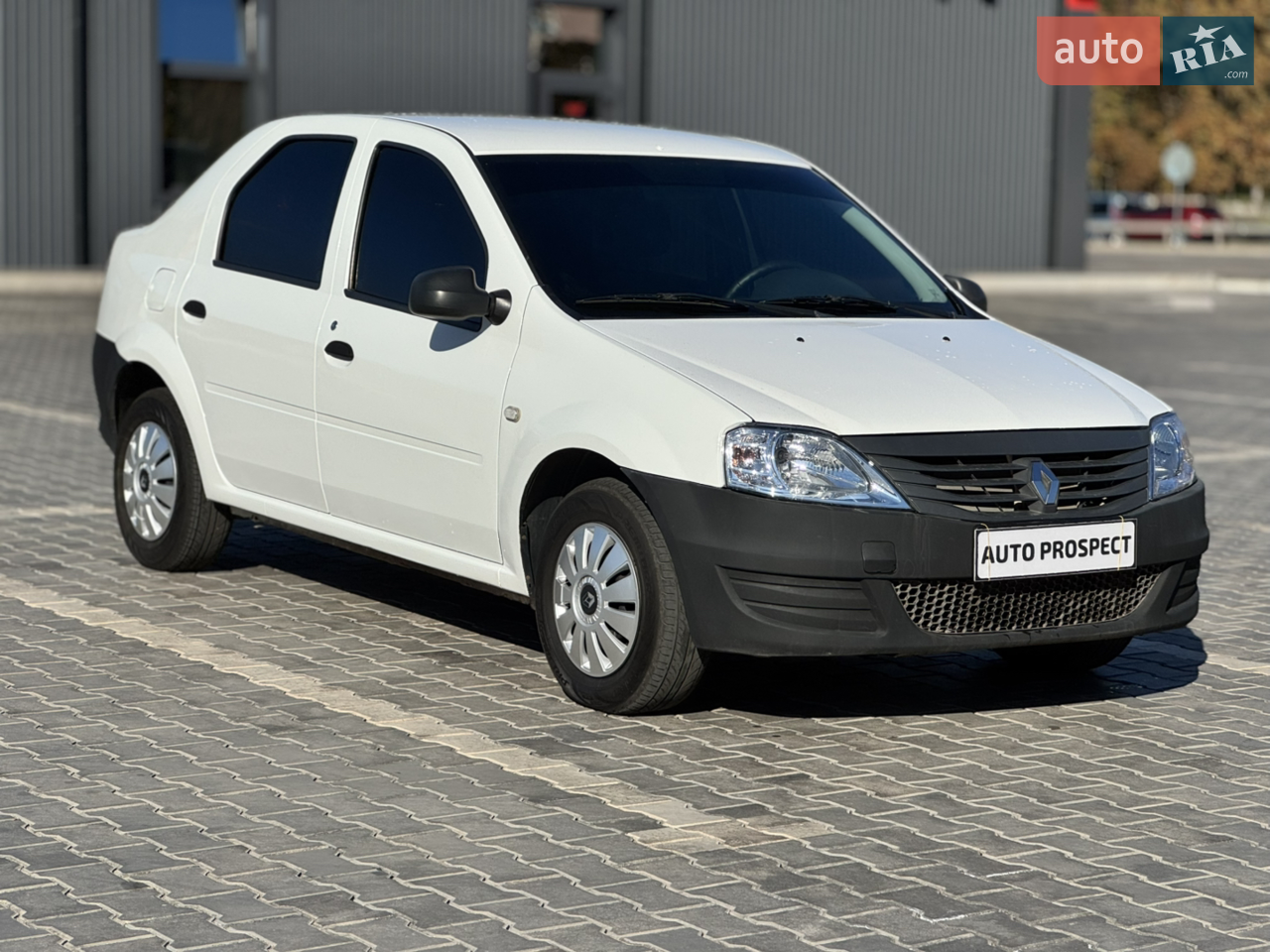 Обслуговане авто, замінено ГРМ приводний ремінь, свічі та масло. Гарна гума літо. Салон гарний без дірок та потертості. Нове тонування. Нова магнітола та динаміки.
Їде гарно, зчеплення нормально.
Продам за готівку, крипту в кредит або лізинг.
Можливий обмін.
Працюємо кожного дня з 9.00 до 18.00.
За адресою проспект 200 річчя кривого рогу 24.