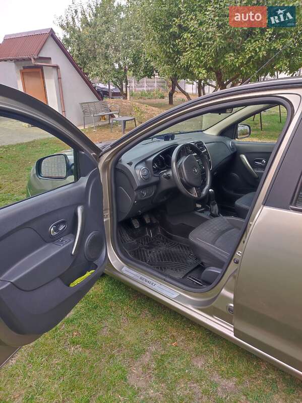 Седан Renault Logan 2013 в Хороле