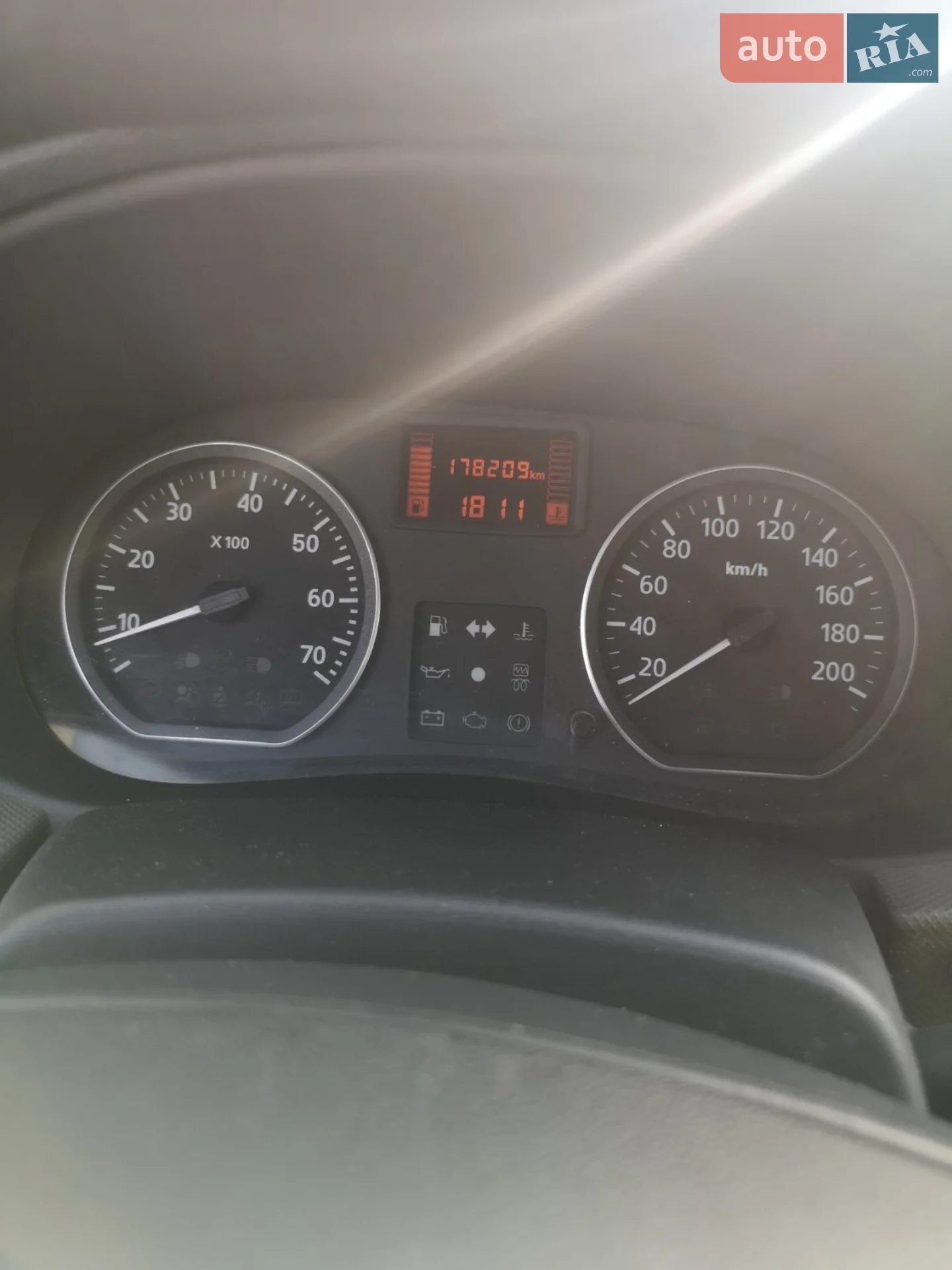 2010 Renault Logan - мініатюра 2