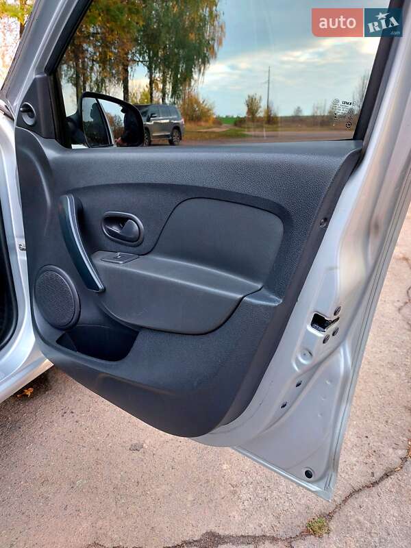 Седан Renault Logan 2015 в Тростянці