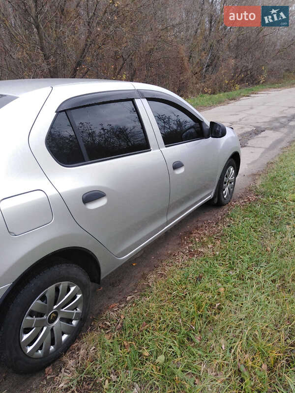 Седан Renault Logan 2013 в Валках