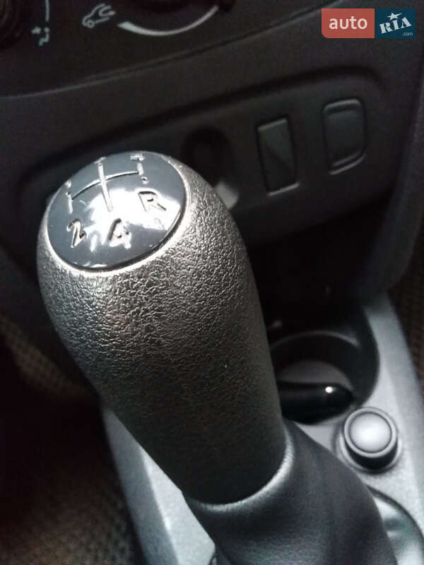 Седан Renault Logan 2013 в Валках