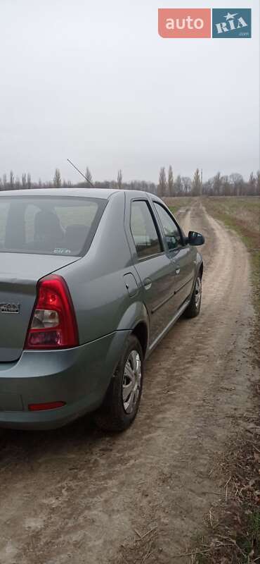 Седан Renault Logan 2011 в Шпикові