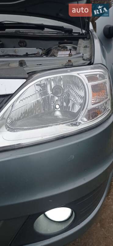 Седан Renault Logan 2011 в Шпикові