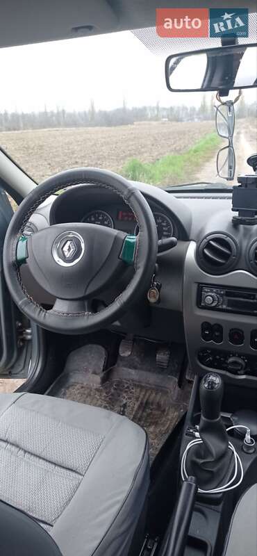 Седан Renault Logan 2011 в Шпикові