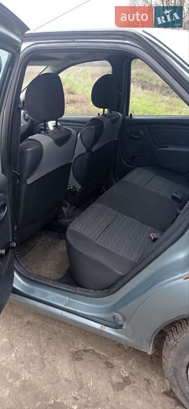 Седан Renault Logan 2011 в Шпикові