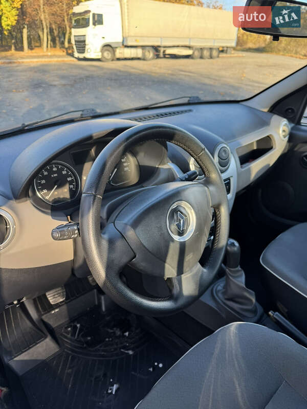 Седан Renault Logan 2012 в Володимирі