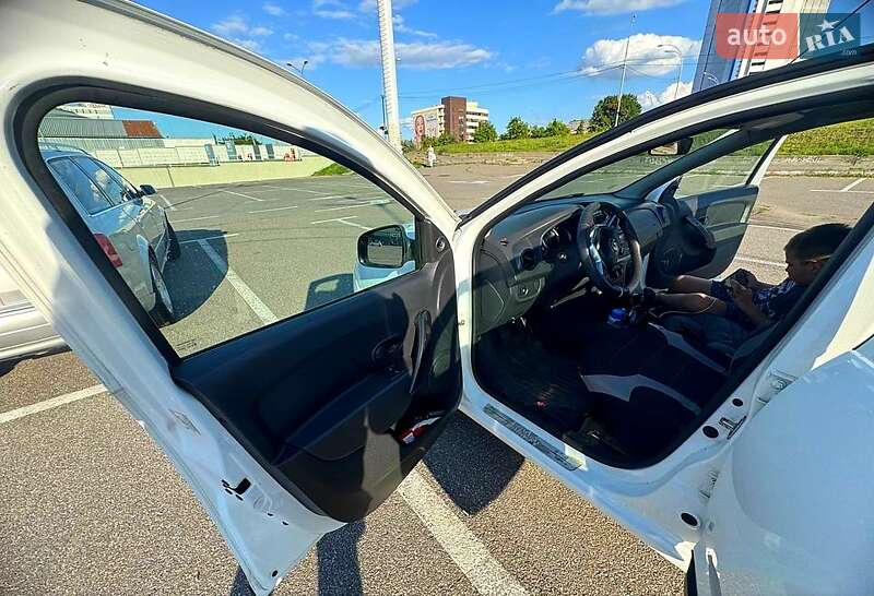 Седан Renault Logan 2016 в Києві фото 7 Седан Renault Logan 2016 в Києві