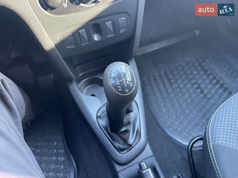 Универсал Renault Logan 2015 в Житомире фото 27 Универсал Renault Logan 2015 в Житомире