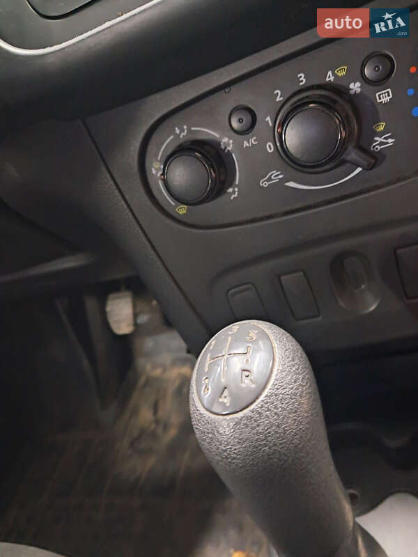 Седан Renault Logan 2016 в Львові