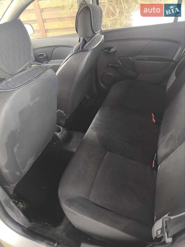 Седан Renault Logan 2014 в Ужгороді фото 11 Седан Renault Logan 2014 в Ужгороді