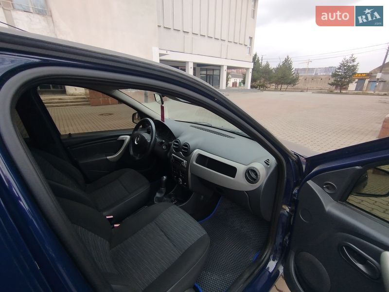 Седан Renault Logan 2011 в Ивано-Франковске