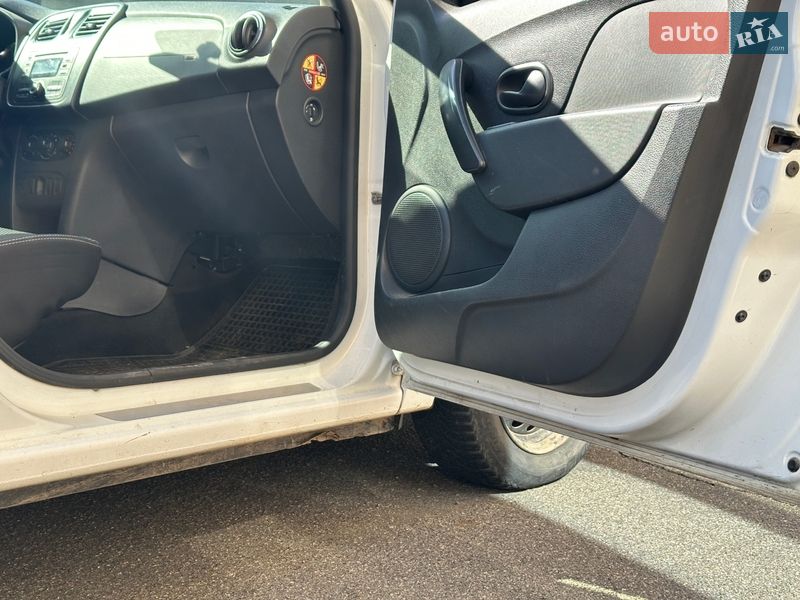 Седан Renault Logan 2013 в Киеве фото 20 Седан Renault Logan 2013 в Киеве