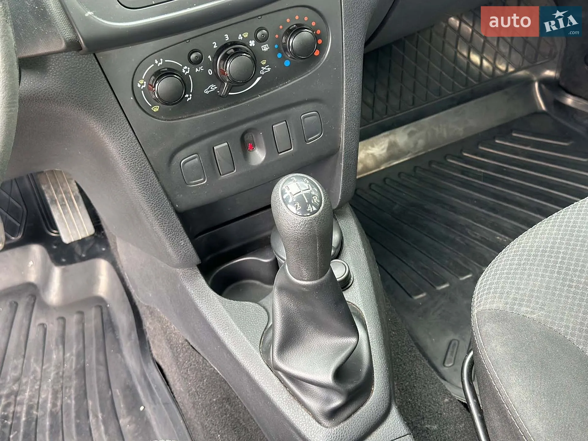 2015 Renault Logan - мініатюра 20