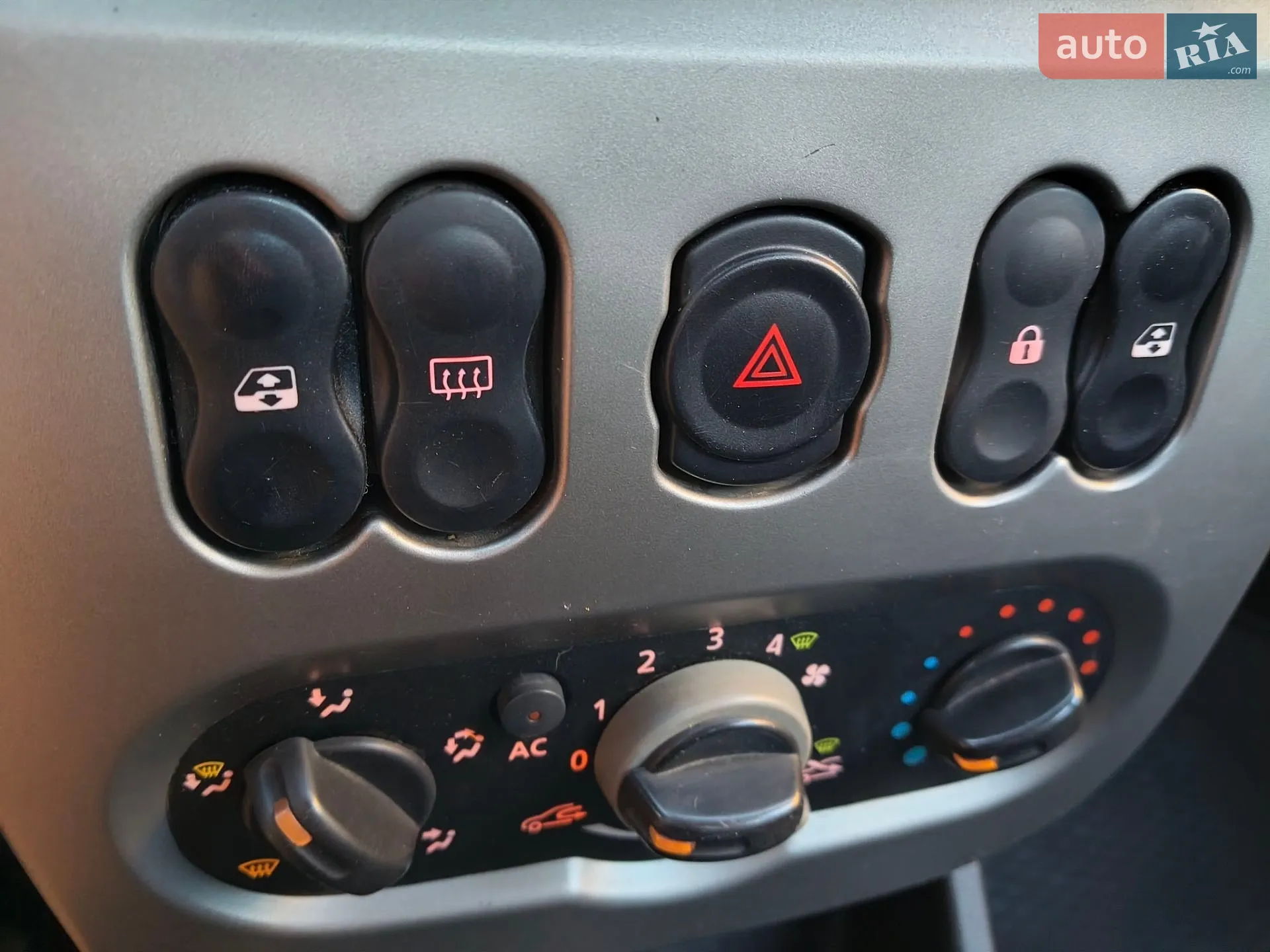 2011 Renault Logan - мініатюра 25
