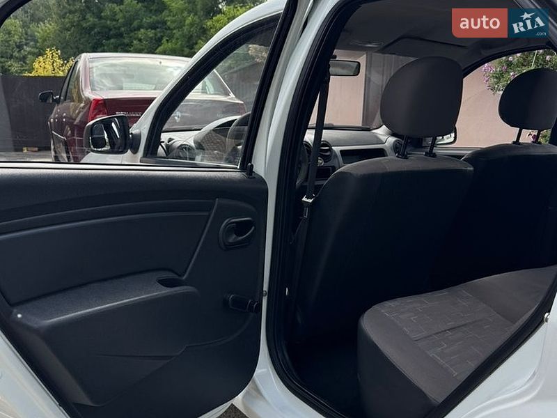Седан Renault Logan 2011 в Монастирищеві