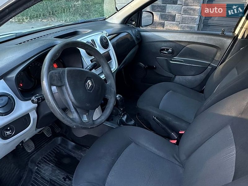 Седан Renault Logan 2014 в Славуті