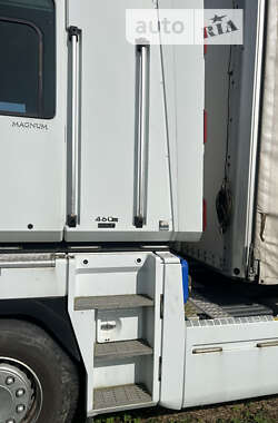 Тягач Renault Magnum 2009 в 