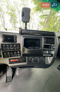 Тягач Renault Magnum 2012 в 