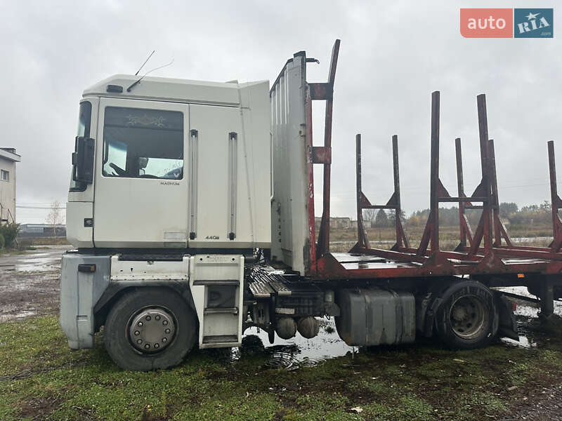 Тягач Renault Magnum 2005 в Сарнах