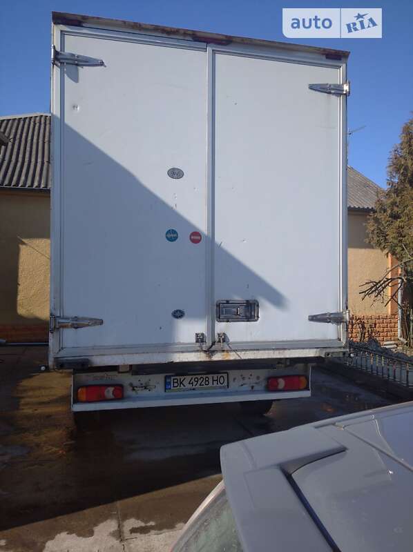 Вантажний фургон Renault Master 2015 в Рівному