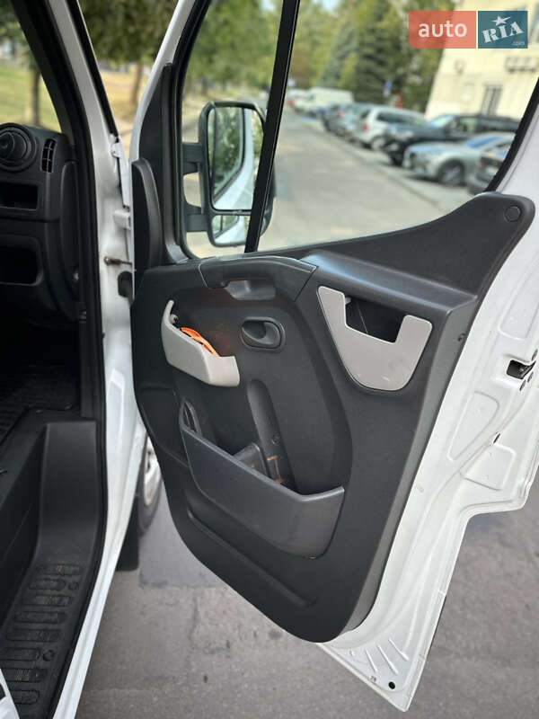 Евакуатор Renault Master 2017 в Яворові