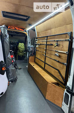 Грузовой фургон Renault Master 2012 в 