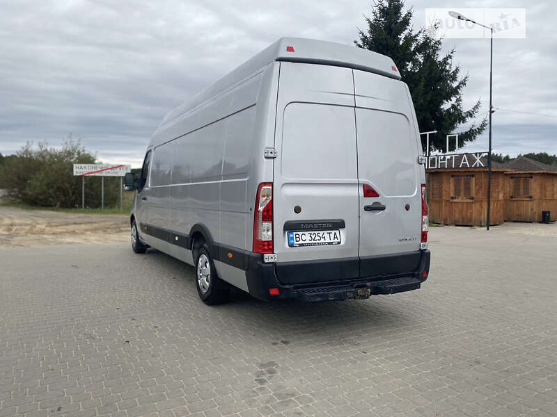 Вантажний фургон Renault Master 2015 в Львові