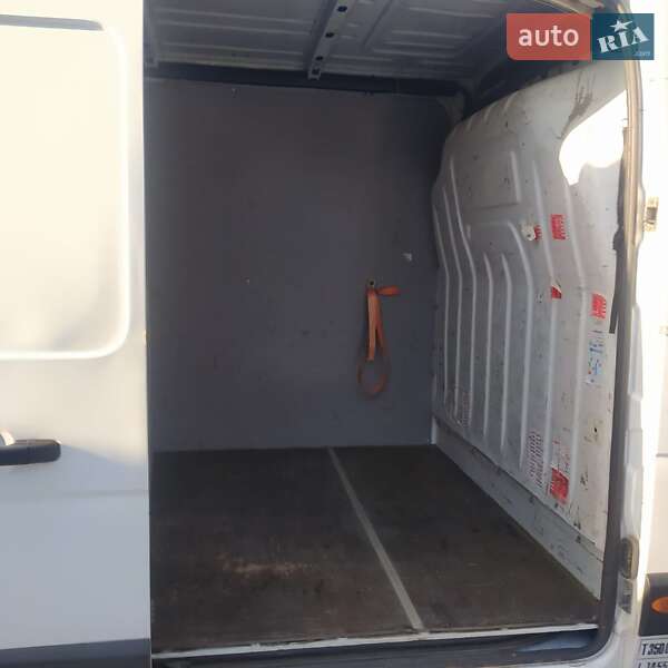 Грузовой фургон Renault Master 2011 в 