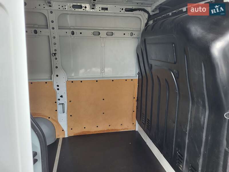 Грузовой фургон Renault Master 2015 в Житомире
