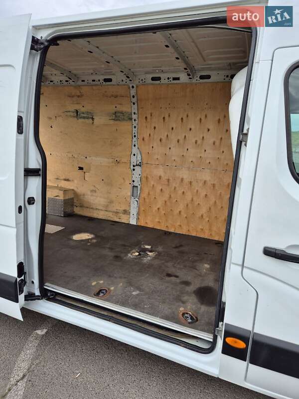 Вантажний фургон Renault Master 2015 в Львові