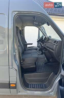 Грузовой фургон Renault Master 2023 в 