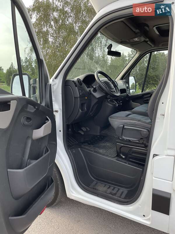Вантажний фургон Renault Master 2016 в Дніпрі
