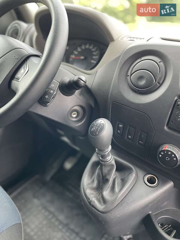 Вантажний фургон Renault Master 2016 в Дніпрі