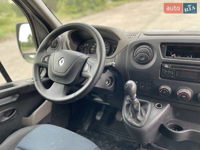 Вантажний фургон Renault Master 2016 в Дніпрі