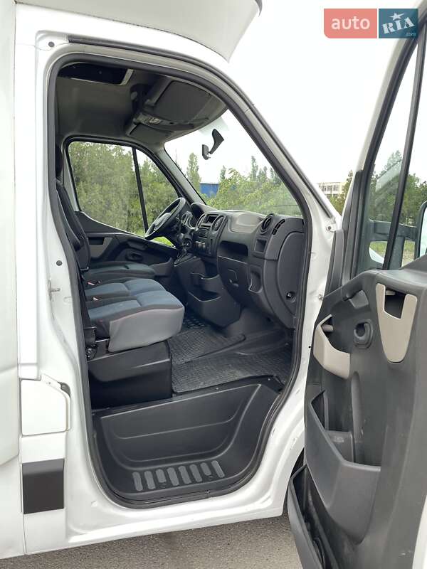 Вантажний фургон Renault Master 2016 в Дніпрі