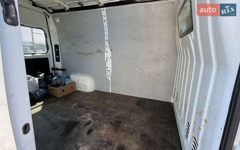 Вантажний фургон Renault Master 2012 в Стрию