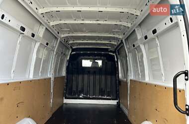 Грузовой фургон Renault Master 2023 в 