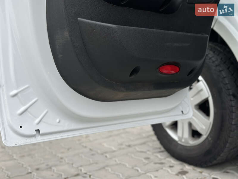 Эвакуатор Renault Master 2015 в Львове