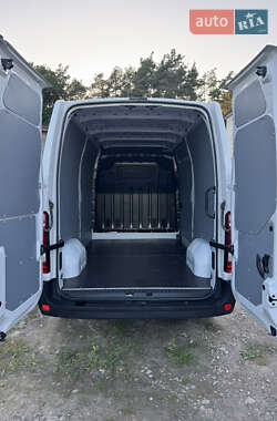 Грузовой фургон Renault Master 2023 в 