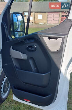 Грузовой фургон Renault Master 2011 в 