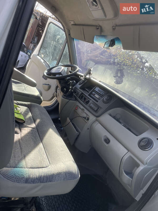 Вантажний фургон Renault Master 2006 в Івано-Франківську