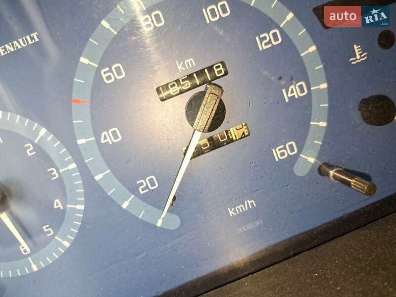 Вантажний фургон Renault Master 1998 в Ужгороді