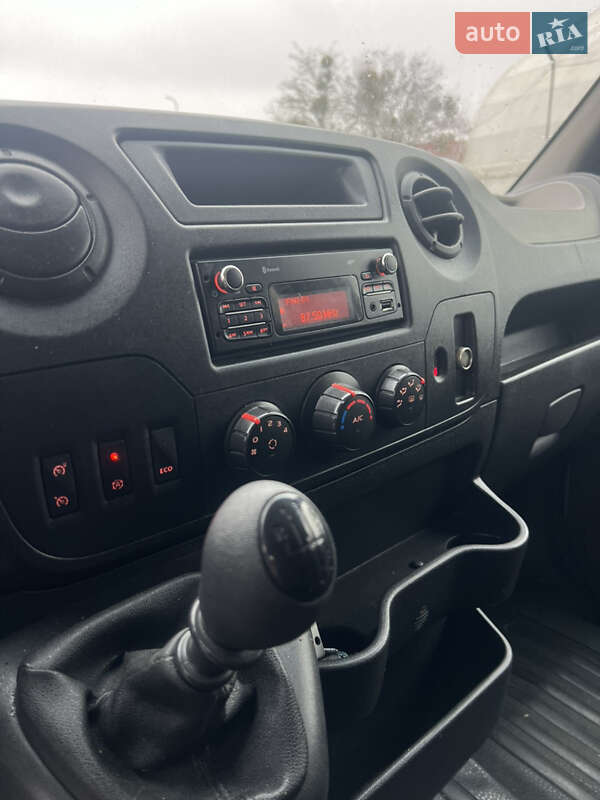 Вантажний фургон Renault Master 2015 в Луцьку