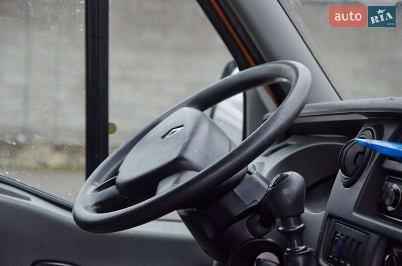 Вантажний фургон Renault Master 2006 в Сарнах