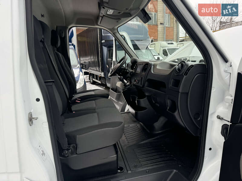 Вантажний фургон Renault Master 2017 в Рівному