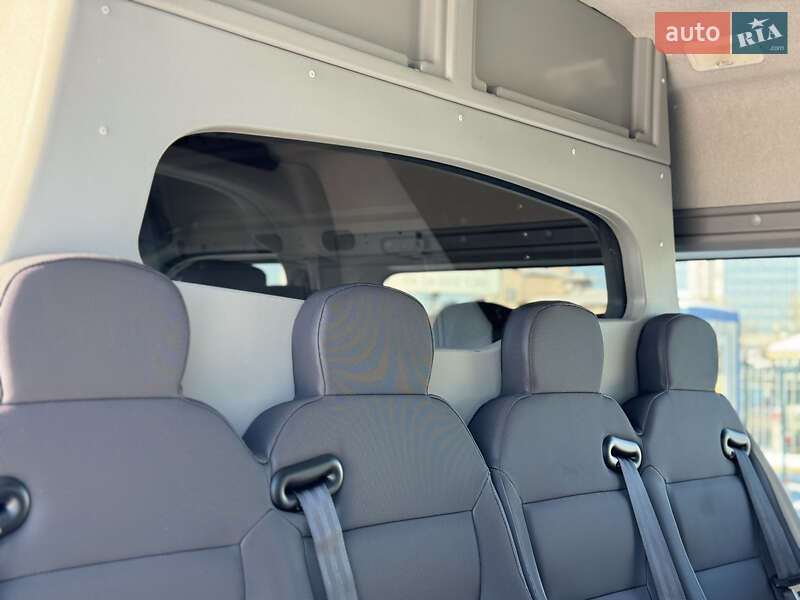 Вантажопасажирський фургон Renault Master 2017 в Києві